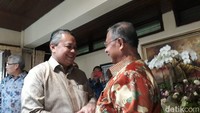 Gubernur BI Perry Warjiyo juga tampak hadir pada pagi ini. Mereka datang satu-persatu.