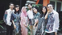 Selain mengunggah foto berdua suaminya, Syahnaz juga mengunggah foto keluarga. Foto: dok. Instagram Syahnaz Sadiqah