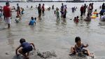 H+1 Lebaran, Pengunjung Banjiri Pantai Ancol