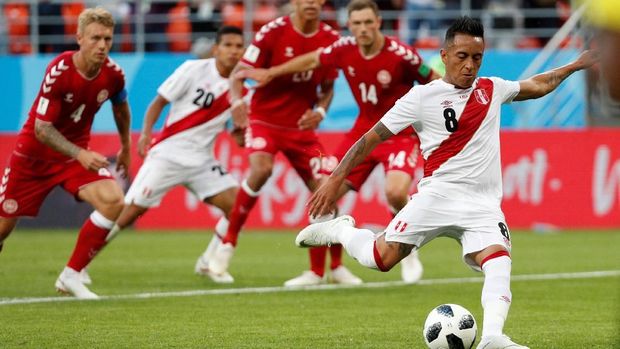 Christian Cueva gagal melesakkan gol dari titik putih ke gawang Denmark.