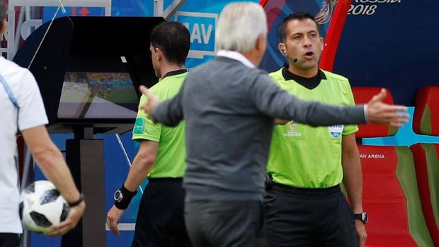 Wasit Andres Cunha sempat mengintip monitor VAR sebelum memberikan hadiah penalti untuk n