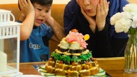  Anti mainstream! Ratna rayakan ulang tahun anaknya bukan dengan cake tapi sushi cake yang nggak kalah menggoda. Foto: Instagram @ratnagalih