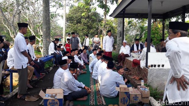 Anies halalbihalal di makam / 