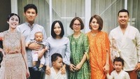 Meski Vanesha Prescilla tak bisa ikut karena kuliah di luar negeri, Jevin Julian mensiasatinya dengan menyunting foto keluarga mereka. Lucu ya?  Foto: (dok. Instagram)