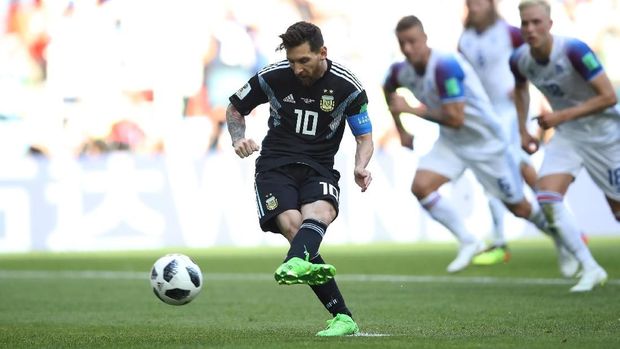 Lionel Messi menjadi eksekutor penalti Argentina ketika bertemu Islandia di laga pembuka Grup D Piala Dunia 2018.