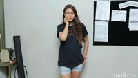 Aurelie Moeremans diceritakan sebagai Lydia, keponakan Donna yang diperankan Nena Rosier. Foto: (Foto: Ismai/detikHOT)