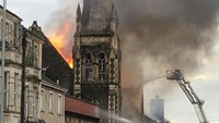Semua jalur bus yang melalui lokasi telah dialihkan (Foto: Dok. Marcus Hughes/Wales Online)