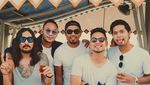10 Pose Keren Petra Sihombing Ketika Makan Bersama Teman dan Ngopi Bareng Istri