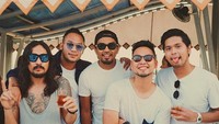 Berlibur ke Bali, Petra asyik ngumpul bersama di sebuah kafe dengan Ello juga Glenn Fredly dan beberapa teman terdekatnya. Foto: Instagram @petra_sihombing