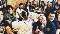 Pulang manggung dari Medan, Once dan teman-temannya mampir ke restoran sebelum pulang kembali ke Jakarta. Diantara gelas dan piring makanan, ada sekardus bolu meranti yang diboyong buat oleh-oleh. Foto: Instagram @oncemekelofficial
