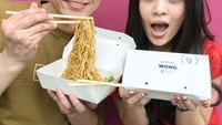 Pemain sinetron berusia 36 tahun ini, terlihat asyik menikmati bakmi ayam milik sang sahabat, Baim Wong ditemani oleh Gracia Indri. Foto: Instagram @rogerojey