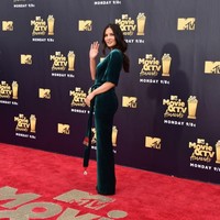 Olivia Munn tampil sophisticated dengan jumpsuit hijau berbahan velvet. (Foto: Getty Images)