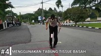 Benda yang terakhir adalah tabung tisu basa. Meskipun tidak berbentuk bola, tetap saja dengan mudah dijuggling oleh Kapolres Rudy. Foto: Instagram/rudy_yulianto97