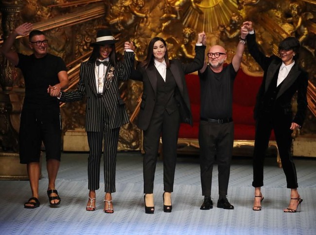Di akhir acara, Monica dan Naomi mendapat kehormatan untuk tampil bersama duo desainer, Domenico Dolce dan Stefano Gabbana. (Foto: Getty Images)