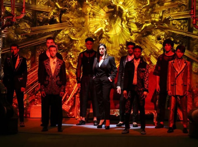 Tentu ini bukan kali pertama Monica berjalan sebagai model Dolce & Gabbana. Semasa merintis karier di dunia modeling, ia sering menjadi model rumah mode yang berbasis Milan tersebut. (Foto: Getty Images)