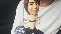 Jadi penggemar berat Star Wars, kue ulang tahun Roger ini cukup unik. Figur Roger dibuat dari kue dengan nuansa Star Wars yang keren. Foto: Instagram @rogerojey