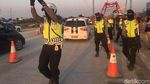 Foto: Polisi Joget Hibur Pemudik di Kalikuto yang Kena Macet