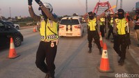 Di lokasi ini, tadinya mobil tiga jalur, namun saat melewati jembatan Kalikuto menjadi satu jalur. Akibatnya mobil mengantre untuk lewat (Gusti-detik)
