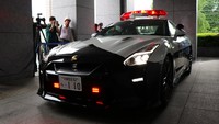Mobil itu disumbangkan warga Tochigi kepada aparat kepolisian pertengahan Juni ini. Dari tampilannya mobil berkelir hitam dan putih dengan roda serta pelek berkelir hitam, lalu diperkuat karakternya dengan balutan warna oranye di bagian kaliper rem. Foto: Carscoops