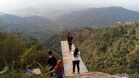 Di kawasan Kebun Teh Nglinggo ini terdapat Bukit Ngisis yang bisa dipakai untuk selfie dengan mobil jeep ditanam berada di tepi jurang maupun selfie dengan pemandangan pegunungan. (Eko Susanto/detikTravel)