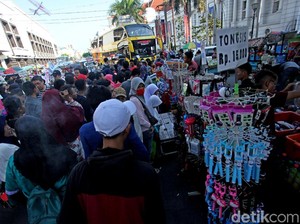 PKL Masih Menjamur di Kota Tua, Sandiaga: Gulanya di Sana