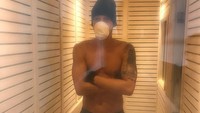 Ozil sedang mencoba cryotherapy. Suhu yang dingin disebut bagus untuk meredakan nyeri otot sehabis olahraga intens. (Foto: Instagram/m10_official)