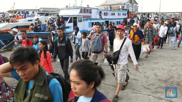 Wisatawan tujuan Kepulauan Seribu melangkah menuju kapal, di Dermaga Kali Adem, Muara Angke, Jakarta, Minggu (17/6). Pulau-pulau wisata seperti Pulau Tidung, Pari, dan Pramuka di wilayah Kepulauan Seribu menjadi salah satu tempa lokasi wisata bagi masyarakat untuk mengisi liburan Lebaran 1439 H.  (detikai.com/ Andrean Kristianto)