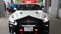 Nissan GT-R itu juga telah dilengkapi dengan sirine besar yang tampak dilengkapi speaker di depan. untuk lebih memperkuat karakter mobil polisi, ada lencana polisi dan lampu darurat LED di bagian grille mobil. Foto: Carscoops