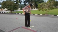 Kapolres Rudy menjuggling bola tenis dengan sangat lihai. Foto: Instagram/rudy_yulianto97