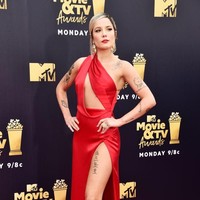 Gaun merah cutout jadi andalan Halsey untuk tampil memikat di karpet merah. (Foto: Getty Images)