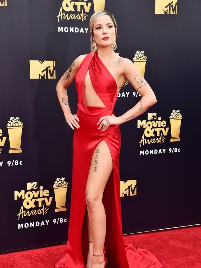 Gaun merah cutout jadi andalan Halsey untuk tampil memikat di karpet merah. (Foto: Getty Images)