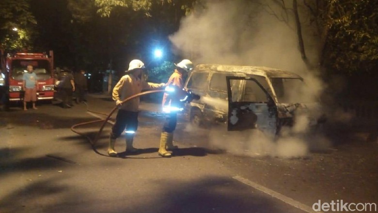 Hendak Balik ke Sidoarjo, Mobil Pemudik Ini Terbakar di Jombang Hendak Balik ke Sidoarjo, Mobil Pemudik Ini Terbakar di Jombang