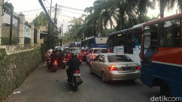 Kemacetan ini bagian imbas bubarnya pengunjung Kebun Binatang Ragunan