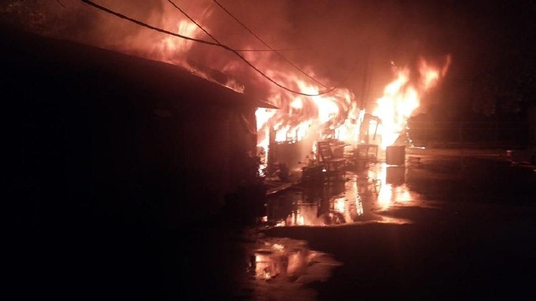 Warung Terbakar di Ancol, 5 Mobil Damkar Dikerahkan Warung Terbakar di Ancol, 5 Mobil Damkar Dikerahkan