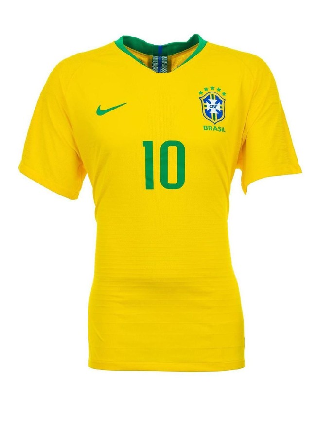 Melihat jersey yang satu ini, pecinta sepakbola mungkin langsung mengenal negaranya. Lagi-lagi, tim Brasil yang disponsori Nike mengandalkan jersey berwarna kuning mencolok. Tidak ketinggalan aksen berwarna hijau yang kontras pada kerah semakin mencuri perhatian. (Foto: Getty Images)