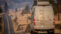 Mobil van ini adalah hasil modifikasi dari sebuah Marcedes-Benz Sprinter 4x4. Istimewa/Inhabitat.