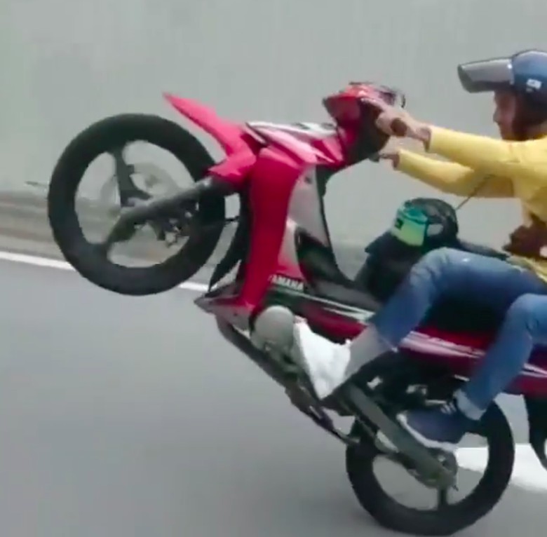 Gaya-gayaan wheelie naik motor. Foto: Screenshot Instagram Crash Cams Gaya-gayaan wheelie naik motor. Foto: Screenshot Instagram Crash Cams