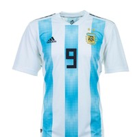 Untuk jersey Piala Dunia 2018, Argentina juga mempertahankan tradisi garis putih biru-muda yang sudah eksis sejak 1930. Dari zaman Maradona hingga Messi, tim Argentina unjuk gigi dengan kaus yang hampir sama. (Foto: Getty Images)