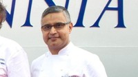 Koki India terkenal yang mendapat bintang Michelin, Atul Kocchar, dipecat karena sebuah cuit yang menyatakan Muslim meneror warga Hindu selama ribuan tahun. Kocchar adalah warga India kedua yang meraih bintang Michelin untuk restoran terbaik pada tahun 2007 lewat restoran Benares di London. Kocchar sudah meminta maaf terkait dengan cuit-nya di Twitter tersebut.  (Foto: BBC Magazine)