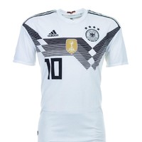 Jerman memenangkan Piala Dunia 1990 dengan jersey bernuansa putih. Sejak itu, jersey yang sama menjadi andalan Tim Panser tersebut. (Foto: Getty Images)