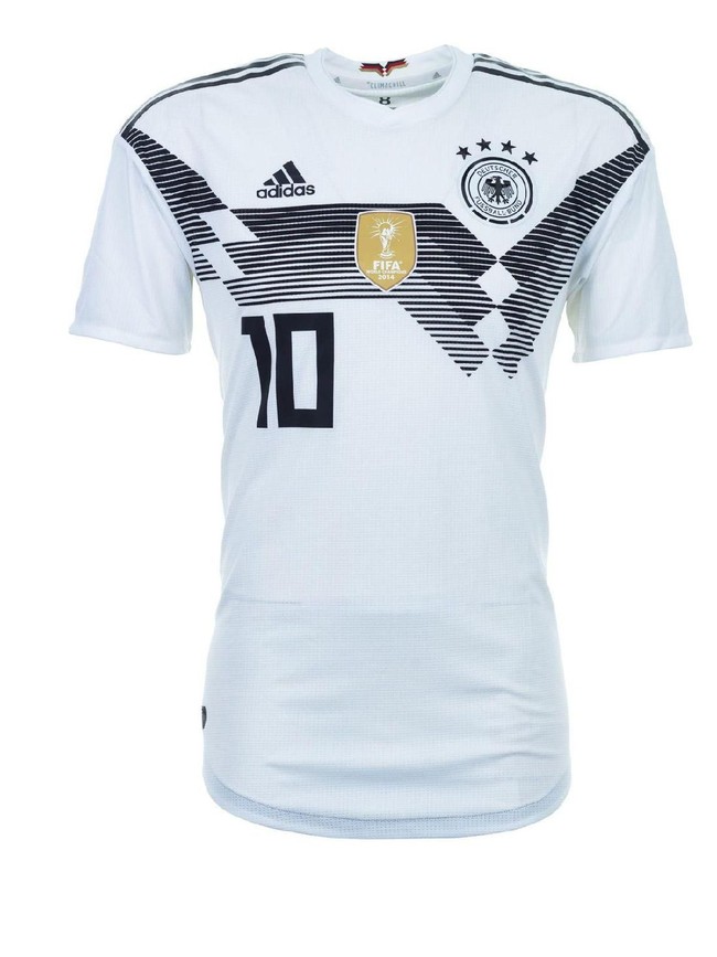 Jerman memenangkan Piala Dunia 1990 dengan jersey bernuansa putih. Sejak itu, jersey yang sama menjadi andalan Tim Panser tersebut. (Foto: Getty Images)