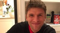 Pamer senyum manis, ini gaya Muller saat sarapan. Good morning, have a nice day!, tulisnya di keterangan foto. Foto: Instagram esmuellert