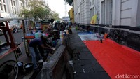 Pantauan detikcom, di Kawasan Kota Tua, Jakarta Barat, Minggu (17/6/2018), PKL memang tampak berdagang di jalur pedestarian maupun bahu jalan. Terutama, di jalan depan Stasiun Kota menuju Museum Fatahillah.
