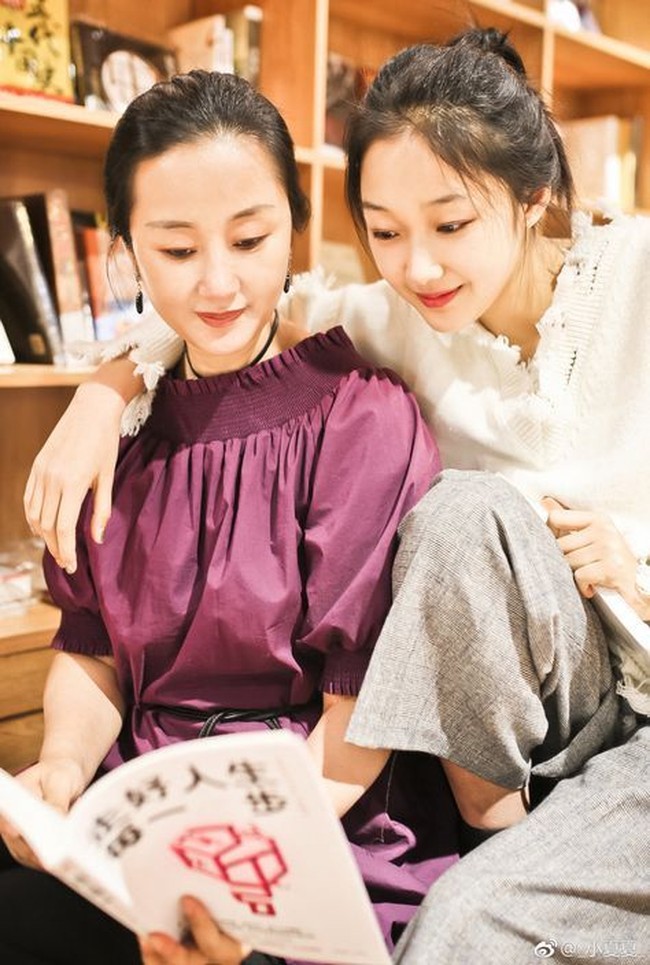 Xia juga lebih suka membaca puisi, mengunjungi toko buku, bepergian dan mencicipi makanan enak bersama ibunya daripada menghabiskan waktu bersama teman.Foto: Dok. Weibo