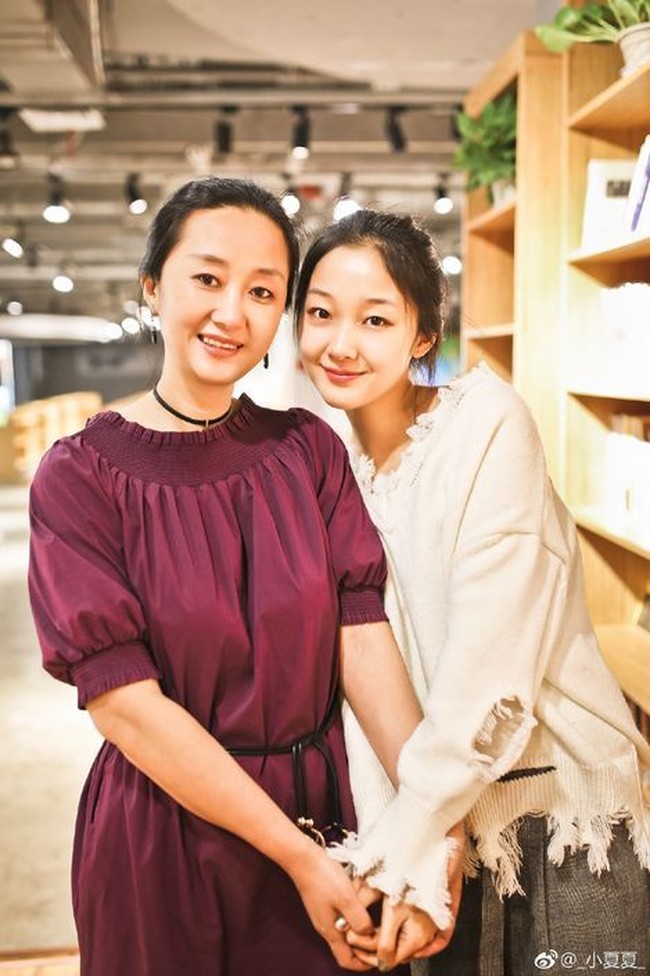 Aku ingin menjadi seperti ibu di masa depan, berpengetahuan luas, berbakat, awet muda dan cantik, ujarnya. Foto: Dok. Weibo