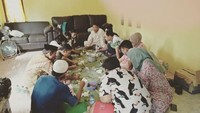 Sepertinya pelawak kelahiran 22 Desember 1973 dan keluarganya ini memang pecinta kuliner nusantara. Ngeliwet dulu kuy, tulisnya. Foto: Instagram ajis_gagap22