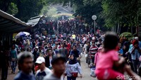 Kebanyakan dari mereka datang bersama keluarga.