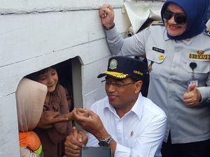 Tinjau Dermaga Kali Adem, Menhub Dengarkan Keluhan Penumpang