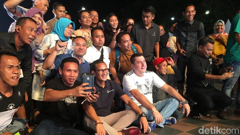 Duduk Lesehan, Sandiaga Nobar Piala Dunia di Jakarta Fair Duduk Lesehan, Sandiaga Nobar Piala Dunia di Jakarta Fair
