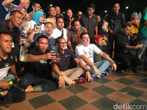 Duduk Lesehan, Sandiaga Nobar Piala Dunia di Jakarta Fair